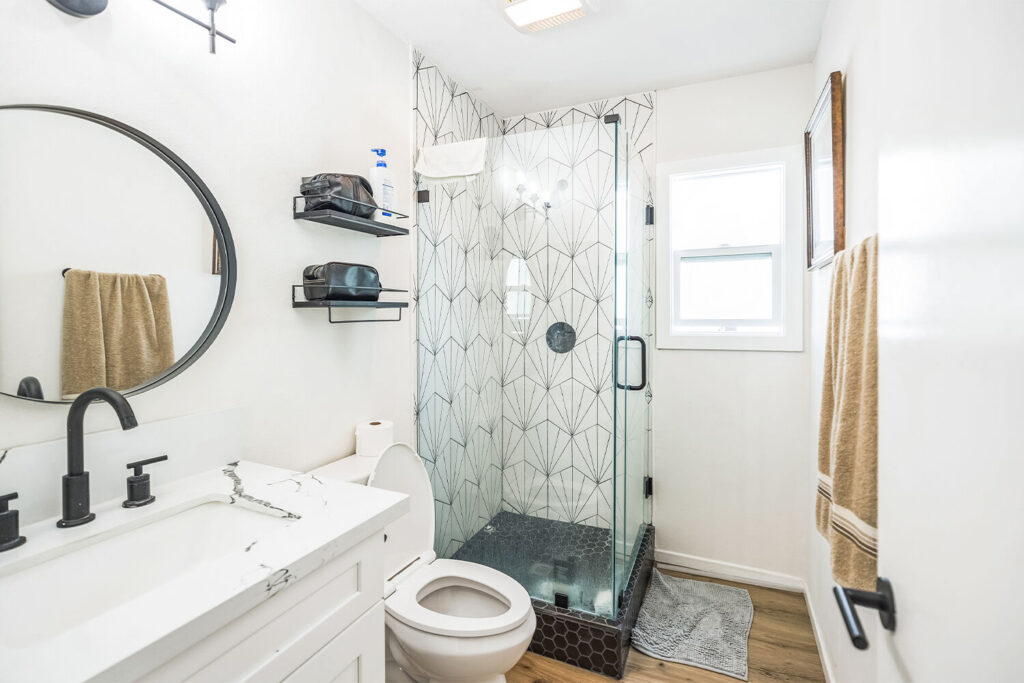 9212_Wintergreen_Cir_Fountain_Valley_CA_92708_USA-Bathroom-AW3I0055