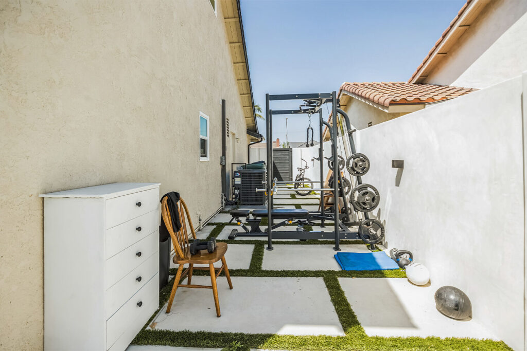 9212_Wintergreen_Cir_Fountain_Valley_CA_92708_USA-Exterior-AW3I0058