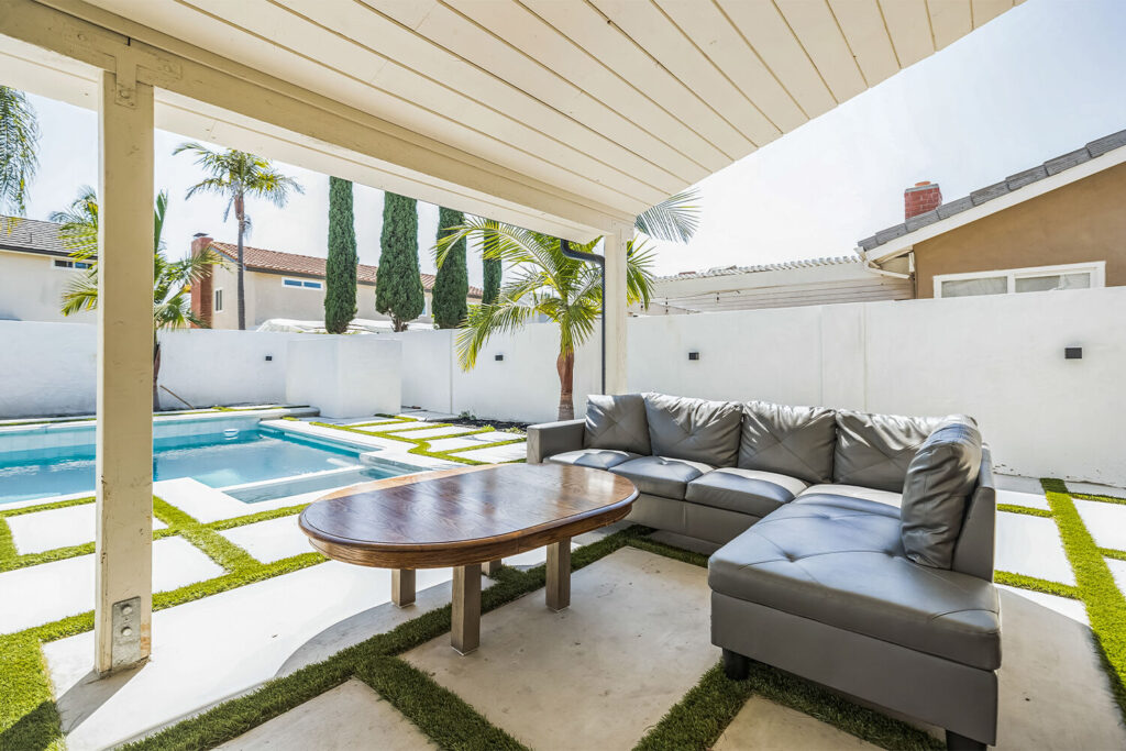 9212_Wintergreen_Cir_Fountain_Valley_CA_92708_USA-Exterior-AW3I0067