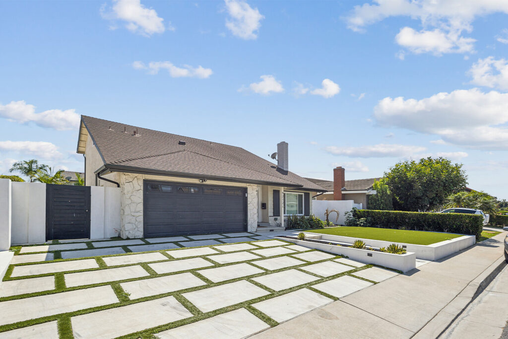 9212_Wintergreen_Cir_Fountain_Valley_CA_92708_USA-Exterior-AW3I0083