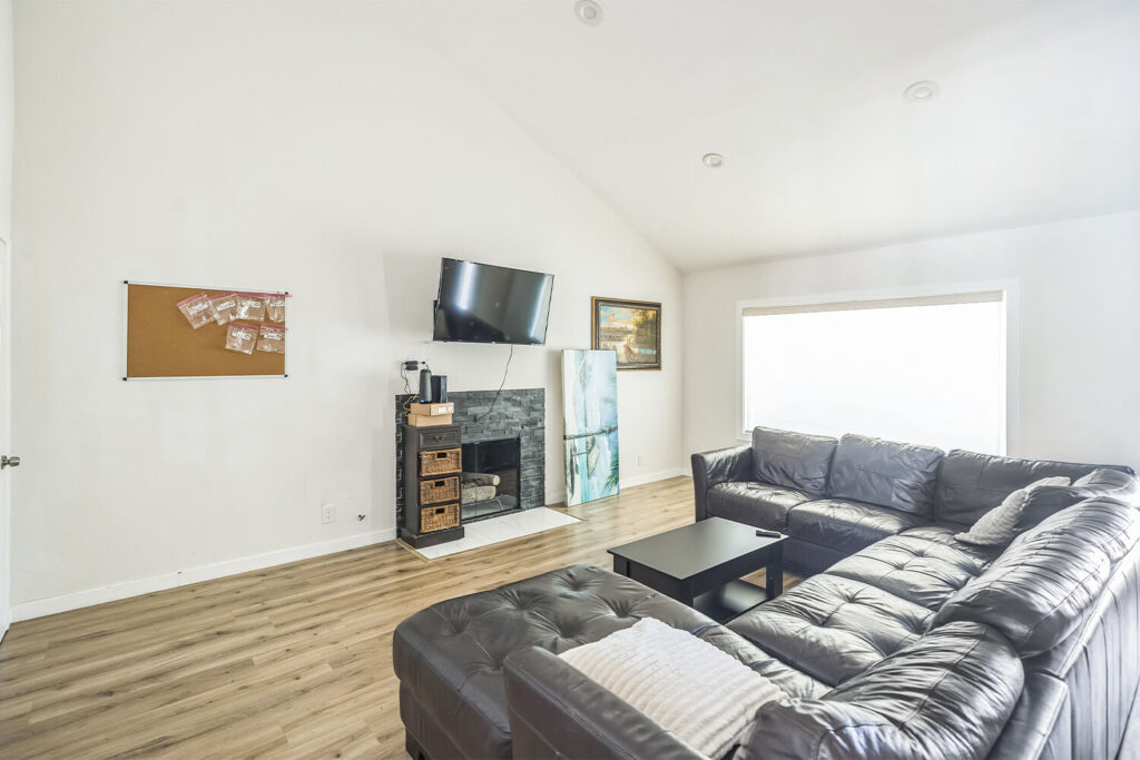 9212_Wintergreen_Cir_Fountain_Valley_CA_92708_USA-Living_room-AW3I0045