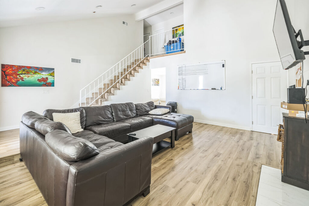 9212_Wintergreen_Cir_Fountain_Valley_CA_92708_USA-Living_room-AW3I0047