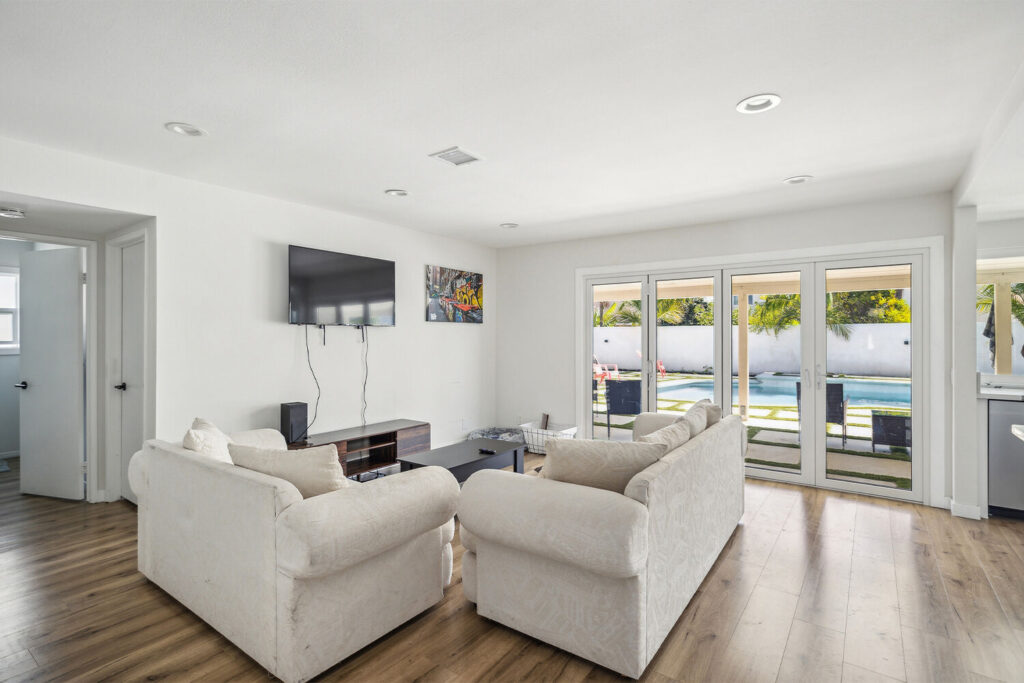 9212_Wintergreen_Cir_Fountain_Valley_CA_92708_USA-Living_room-AW3I0050