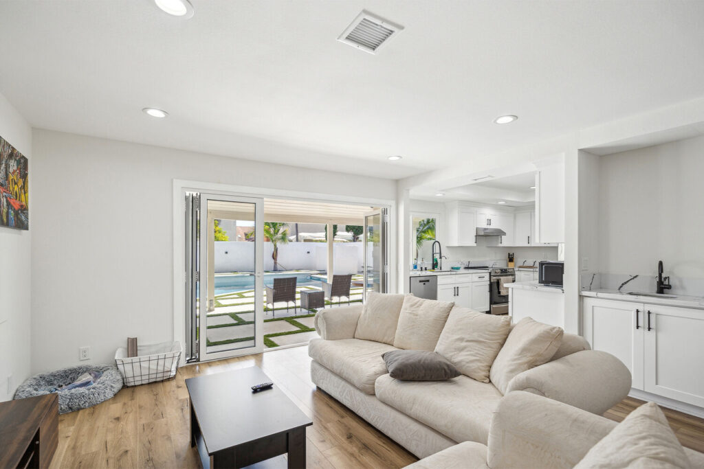 9212_Wintergreen_Cir_Fountain_Valley_CA_92708_USA-Living_room-AW3I0068